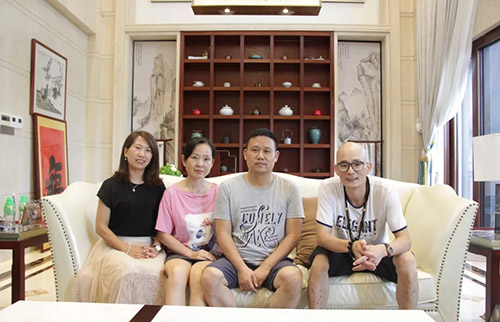 魯班裝飾草堂設計師與萬科棠樾業(yè)主合照 魯班裝飾草堂設計師與萬科棠樾業(yè)主合照