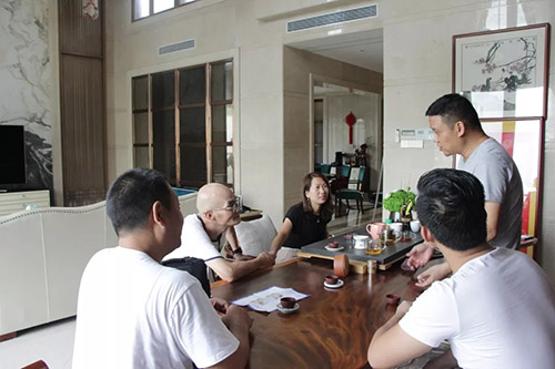 魯班裝飾設計師與東莞萬科棠樾裝修業(yè)主洽談 魯班裝飾設計師與東莞萬科棠樾裝修業(yè)主洽談