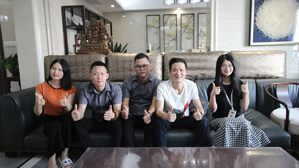 魯班裝飾采訪人員與頤龍灣裝修業(yè)主戴總合影 魯班裝飾采訪人員與頤龍灣裝修業(yè)主戴總合影